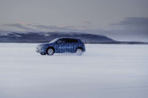 Prototyp des Mercedes-Benz EQA im Wintertest.