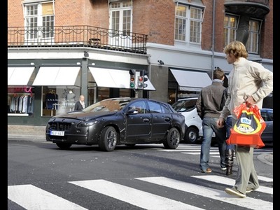 Prototyp des Volvo S60 auf Testfahrt in Kopenhagens Innenstadt mit dem neuen System zum Fußgängerschutz.