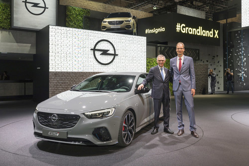 PSA-Vorstandsvorsitzender Carlos Tavares und Opel-Chef Michael Lohscheller (rechts) präsentieren den Insignia GSi.