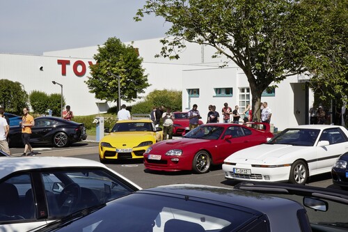 Public Opening in der Toyota Collection in Köln: Treffen der Markenfans auf dem Parkplatz.