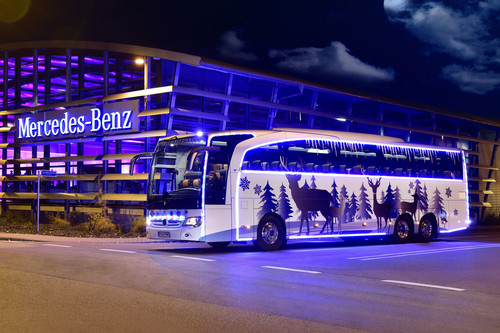 Pünktlich zur kalten Jahreszeit bringt Mercedes-Benz den Winter-Travego. Der leuchtende Luxus-Reisebus ist bundesweit für soziale Projekte im Einsatz.