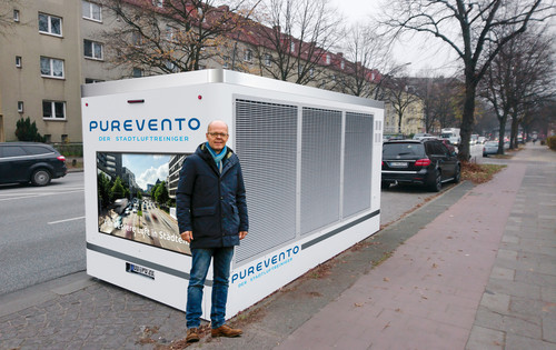 Purevento-Geschäftsführer Robert Krüger mit dem Prototyp der Luftfilteranlage in Kiel.