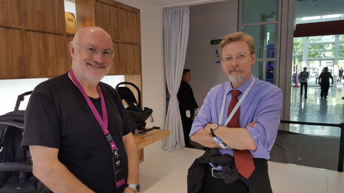 Qoros-Designchef Gert Hildebrand (links) im Gespräch mit Ex-BMW-Chefdesigner Chris Bangle.