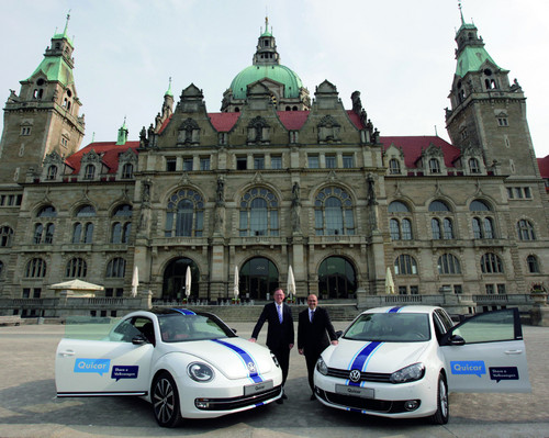 „Quicar – Share a Volkswagen“ in Hannover: Oberbürgermeister Stephan Weil und Christian Klingler (Vorstand Vertrieb und Marketing Volkswagen Pkw) mit dem neuen Beetle und dem Golf Blue Motion.