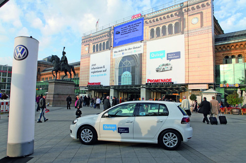 „Quicar – Share a Volkswagen“ Kampagne am Hauptbahnhof in Hannover.