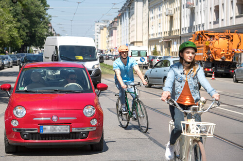 Radfahrer im Stadtverkehr.