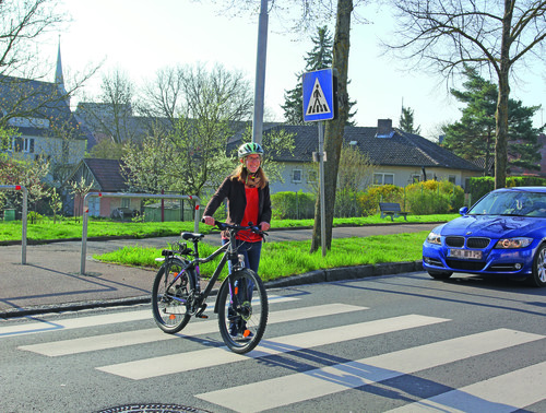 Radfahrer müssen absteigen, wenn sie einen Zebrastreifen benutzen, schließlich heißt der offizielll Fußgängerüberweg.