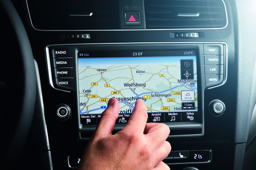 Radio-Navigationssystem „Discover Pro" im Volkswagen Golf.