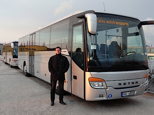 Raimonds Kalejs vom Busunternehmen „Talsu Auto­transports“ vor dem neuen Setra S 415 UL, dem 100. Setra Neufahrzeug für Lettland.