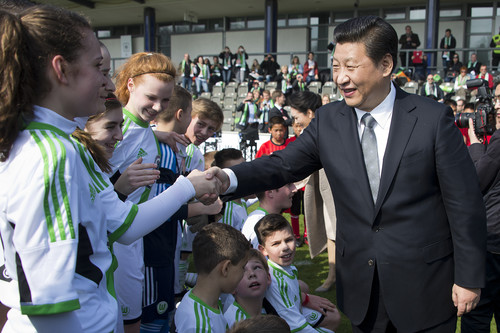 Rainbow Bridge Project: Chinas Präsident Xi Jiping begrüßt die Juniorenmeister des VfL Wolfsburg.