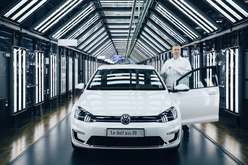 Rainer Jopp, Meister Qualitätssicherung, mit dem ersten VW E-Golf aus Dresden für einen Kunden aus Norwegen.
