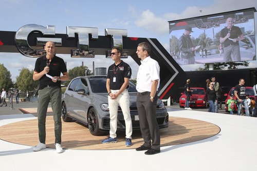 Ralf Brandstätter, Roland Clement und Klaus Mohrs bei der Eröffnung am Golf GTI TCR Concept (v.l.).