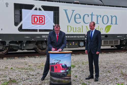 Ralf Günter Kloß, Produktionsvorstand DB Cargo und Albrecht Neumann, CEO Rolling Stock bei Siemens Mobility bei der Vertragsunterzeichnung (von links).