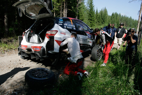 Rallye Finnland 2018: Jari-Matti Latvala und Miikka Anttila beim Reifenwechsel am Toyota Yaris WRC.