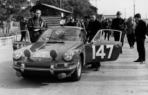 Rallye Monte-Carlo, 1965: Porsche-Rennfahrer Herbert Linge (re.) und Peter Falk (li.) am Porsche 911 2.0 Coupé.