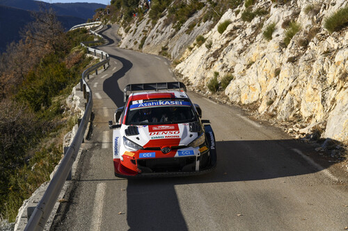 Rallye Monte Carlo 2022: Sébastien Ogier und Beifahrer Benjamin Veillas wurden im Toyota GR Yaris Rally1 nach einem Reifenschaden Zweite.