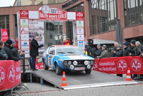Rallye Monte-Carlo Historique 2023: Start eines Fahrzeugs in Bad Homburg.
