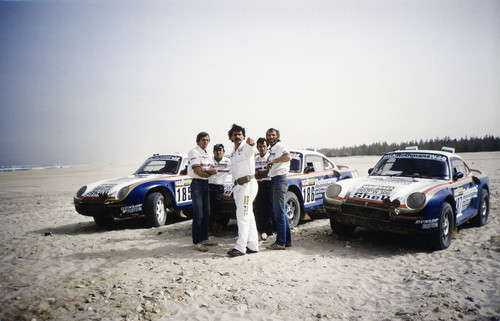 Rallye Paris-Dakar 1986: Das Rothmans-Team vor den drei Porsche 959 Paris-Dakar.