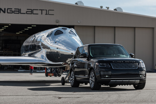 Range Rover &quot;Astronaut Edition&quot; zieht Virgin Galactic-Spaceship VSS Imagine aus dem Hangar.