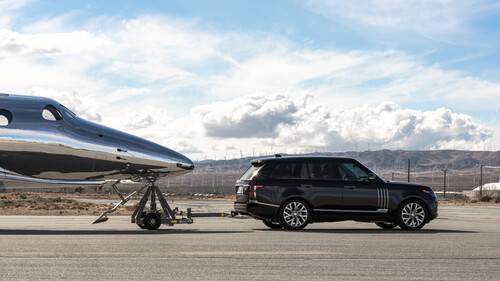 Range Rover &quot;Astronaut Edition&quot; zieht Virgin Galactic-Spaceship VSS Imagine aus dem Hangar.