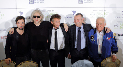 Raumfahrtlegende Dr. Edwin Aldrin (rechts) und Opel-Markenchef Alain Vissser nach der Vorstellung des „Project Earth“ zusammen mit Jan Josef Liefers, Bob Geldof und Sean Penn (von links).