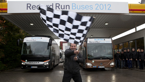 Record Run Buses 2012: Zieleinlauf nach 18 000 km am 26. Oktober 2012 in Wiesbaden.