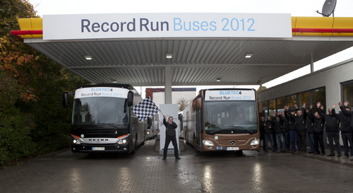 Record Run Buses 2012: Zieleinlauf nach 18 000 km am 26. Oktober 2012 in Wiesbaden.