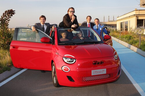 Red-Mitbegründer Bono (Bildmitte) feiert Einführung des Fiat 500 „(RED)“ zusammen mit Fiat-Boss Olivier Francois; Ginevra Elkann, Vorsitzende der Pinacoteca Agnelli; Red-Präsidentin Jennifer Lotito, Stellantis-Aufsichtsratsvorsitzender John Elkann und sein Bruder Lapo Elkann, ebenfalls Fiat-Erbe.