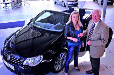 Regina Halmich erhält den Schlüssel ihres neuen Volkswagen Eos 2.0 TSI aus den Händen von Klaus Fuchs, Leiter Volkswagen Sportkommunikation.