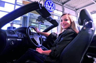 Regina Halmich fährt jetzt einen Volkswagen Eos 2.0 TSI. 