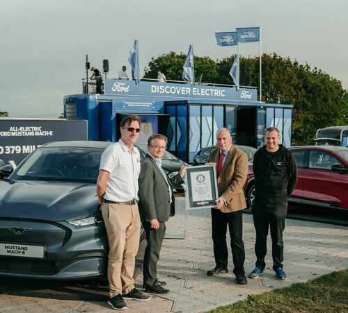 Reichweitenrekord mit dem Ford Mustang Mach-E: Tim Nicklin, britischer Elektrifizierungs-Manager bei Ford, nahm die „Guiness World Record“-Auszeichnung gemeinsam mit den drei Fahrern entgegen.