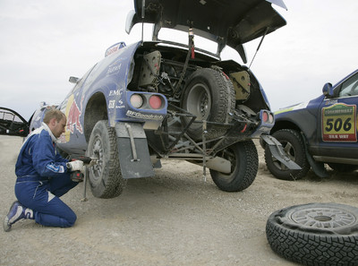 Reifenwechsel auf Zeit bei der "Dakar".