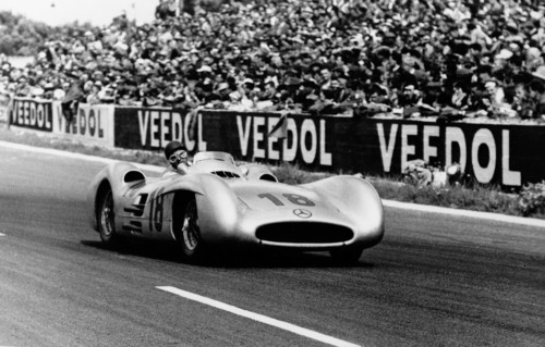 Reims 1954: Die Zuschauer jubeln Juan Manuel Fangio (Startnummer 18) zu.