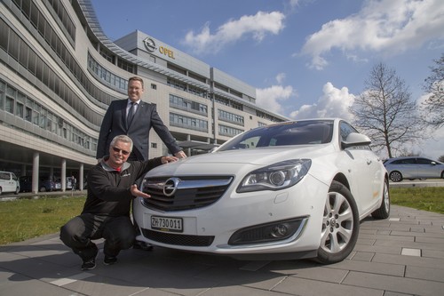 Rekord: Felix Egolf (vorne) legte mit einem Opel Insignia 1.6 CDTi Ecoflex mit einer Tankfüllung 2111 Kilometer zurück (hier beim Zwischenstopp in Rüsselsheim mit Opel-Antriebschef Christian Müller).