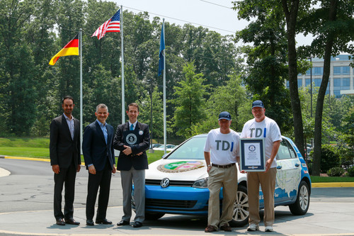 Rekordauto Volkswagen Golf TDI Clean Diesel (v.l.): Vinay Shahani (Marketingchef Volkswagen of America), Michael Horn (President und CEO Volkswagen Group of America) und Philip Robertson (Vertreter von Guinness World Records Ltd,) sowie die Rekordfahrer Bob Winger und Wayne Gerdes.