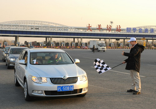 Rekordfahrt: Der Škoda Superb 1.4 TSI DSG bei der Ankunft in Peking.