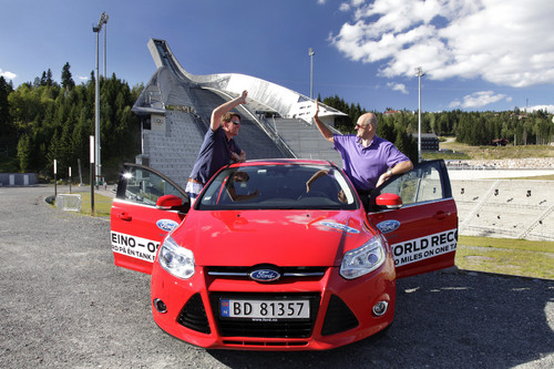 Rekordfahrt: Knut Wilthil (links) und Henrik Borchgrevink bewältigten in einem Ford Focus mit 1,0-Liter-Ecoboost-Benzinmotor eine Strecke von insgesamt 1619 Kilometer mit nur einer einzigen Tankfüllung und kamen so auf einen Durchschnittsverbrauch von 3,3 Litern pro 100 Kilometer.