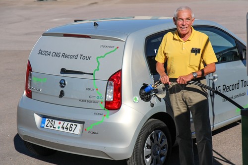 Rekordfahrt mit dem Škoda Citigo CNG: Gerhard Plattner tankt nach.