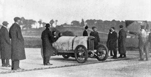 Rekordfahrten auf der Brooklandsbahn am 8. November 1909: Victor Hémery durchbrach auf dem Benz 200 PS, genannt „Blitzen-Benz“, als erster Mensch die 200-km/h-Marke und stellte zwei Weltrekorde auf.