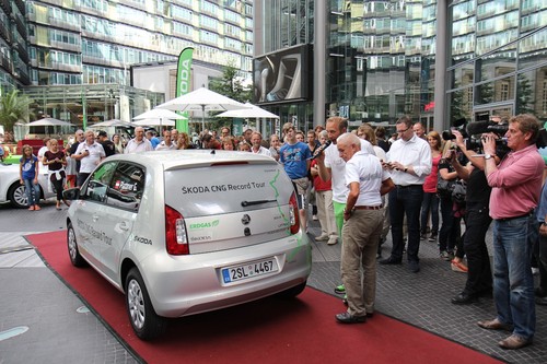 Rekordversuch mit dem Škoda Citigo CNG: Gerhard Plattner am Potsdamer Platz in Berlin.