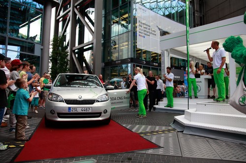 Rekordversuch mit dem Škoda Citigo CNG: Gerhard Plattner am Potsdamer Platz in Berlin.