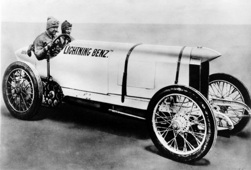 Rekordversuche in Indianapolis am 29. Mai 1911: Barney Oldfield am Steuer des Blitzen-Benz.