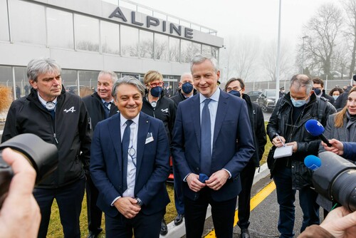 Renault-Chef Luca de Meo und Frankreichs Wirtschafts- und Finanzminister Bruno Le Maire im Alpine-Werk Dieppe.