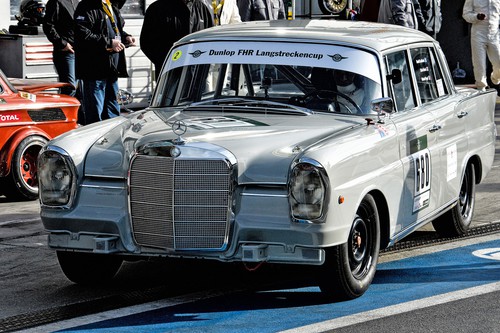 „Renn-Heckflosse“ von Mercedes-Benz Classic startet zur 10. Westfalen Trophy im FHR Langstreckencup.