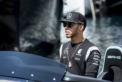  Renn-Performance trifft in Monaco auf modernen Luxus: Lewis Hamilton im Cigarette Racing 50 Marauder AMG Monaco-Concept. 