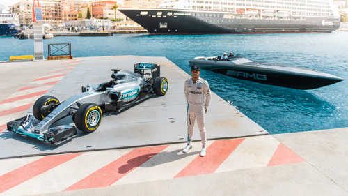  Renn-Performance trifft in Monaco auf modernen Luxus: Nico Rosberg mit Dienstfahrzeug und Cigarette Racing 50 Marauder AMG Monaco-Concept.  