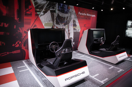 Renn-Simulatoren im Porsche Pavillon der Autostadt. 