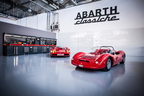 Restaurierungswerkstatt von Abarth Classiche (v.l.): ein Sport 2000 SP (1968) und ein SP 1000 (1966).