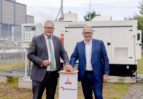 Rhein-Energie-Vorstandsvorsitzender Dr. Dieter Steinkamp und Deutz-Vetriebsvorstand Michael Wellenzohn nehmen das H2-Genset mit Wasserstoffmotor zur Stromerzeugung offiziell in Betrieb.