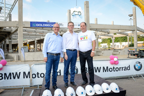 Richtfest für das Motorrad-Logistikzentrum von BMW in Berlin (von links): Werkleiter Dr. Marc Sielemann, Regierender Bürgermeister Michael Müller und Betriebsratsvorsitzender Volker Schmidt.